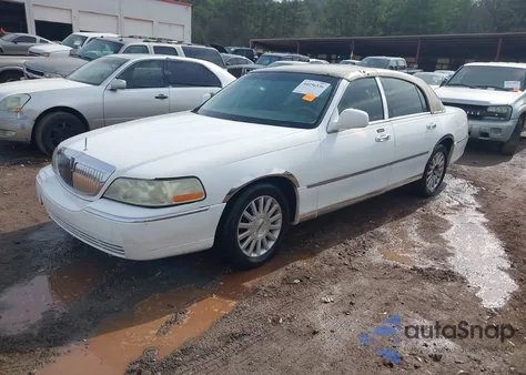 2003 Lincoln Town Car Signature из США, поврежденный, VIN 1LNHM82W83Y653121